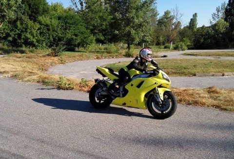 Tetiana Koichurenko op haar yamaha