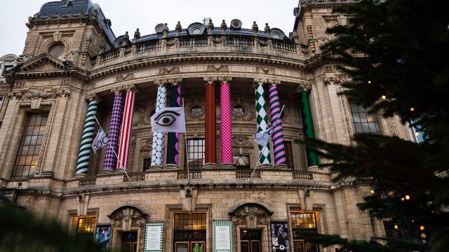 2324 KERST opera Antwerpen gevel met kerstversieringc OBV Jana De Ridder