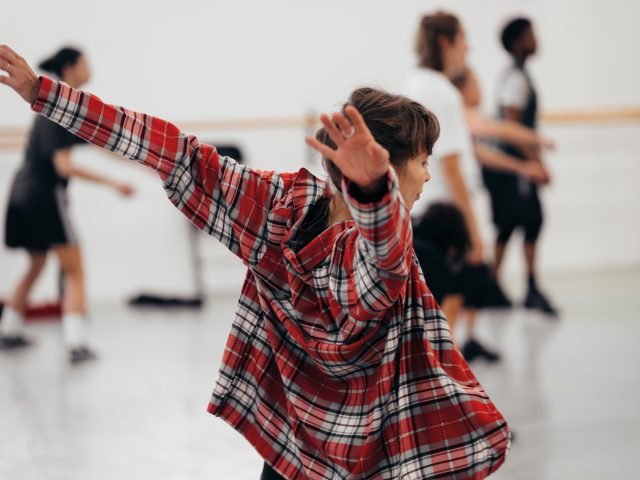 2425 MIN Minus 16 repetitiebeeld Ana Maria Lucacui Ohad Naharin c Filip Van Roe OBV 1