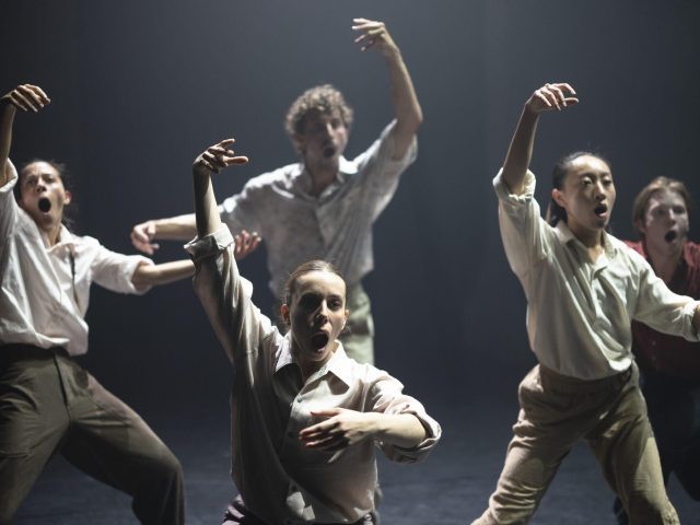 2526 GRA kostuumrepetitiebeeld Grand Finale Hofesh Shechter c Koen Broos OBV 9517