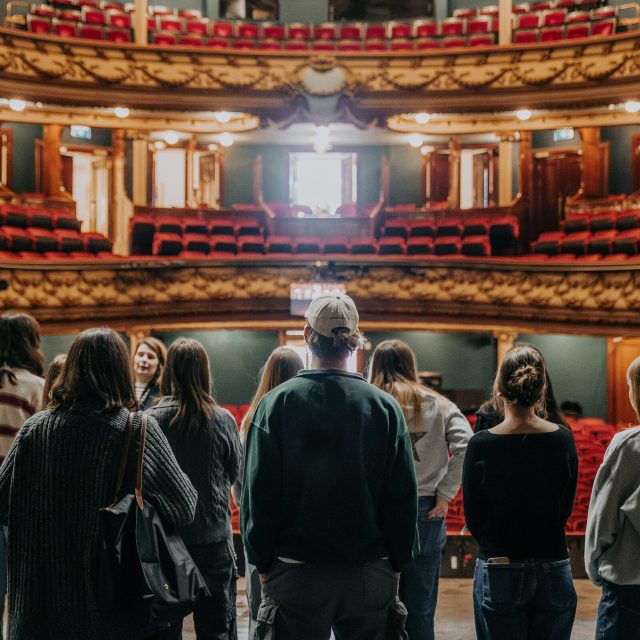 Beeld rondleiding (c)Opera Ballet Vlaanderen-Robin Hooybergs